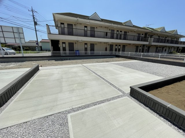 藤岡市岡之郷第3（全4棟）3号棟の駐車場|広比呂とした駐車場です。3台並列OKです。
