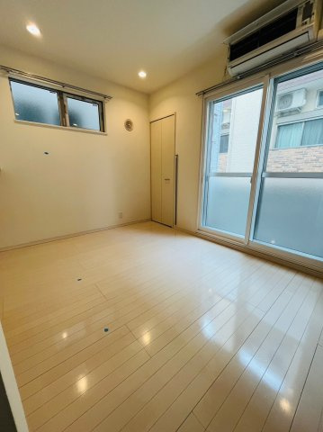 仲介手数料0円！！エムズガーデンの居間・リビング