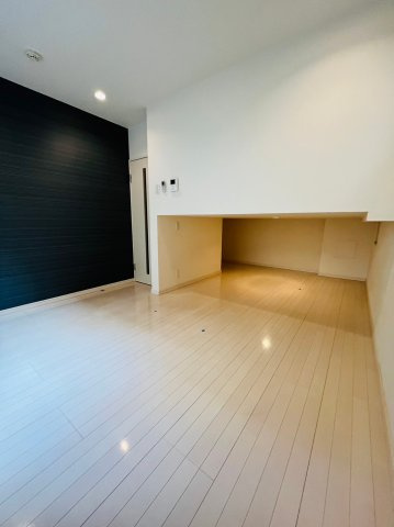 仲介手数料0円！！エムズガーデンの居間・リビング