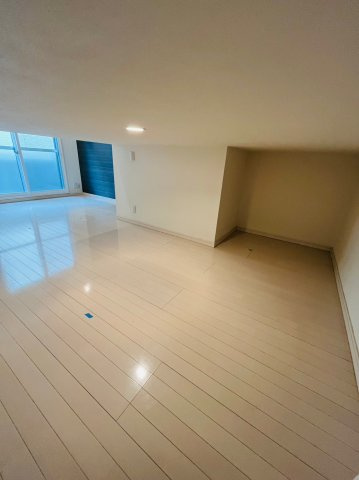 仲介手数料0円！！エムズガーデンの居間・リビング