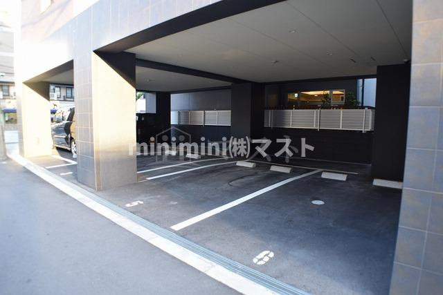 グランデージ難波西の駐車場