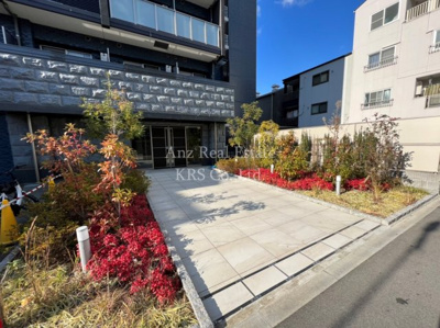 【エントランス】 | プレサンスＯＳＡＫＡ　ＤＯＭＥＣＩＴＹスクエア | 鮮やかなで植栽で彩られたエントランス♪