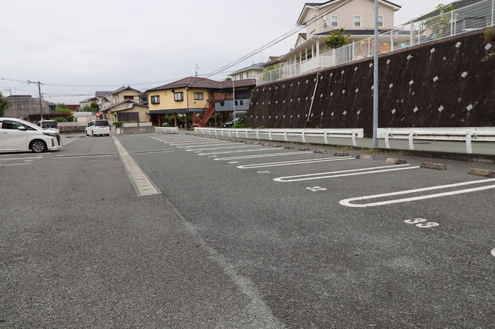 合志市須屋のアパートの駐車場