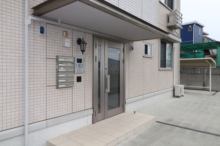 合志市須屋のアパートのエントランス