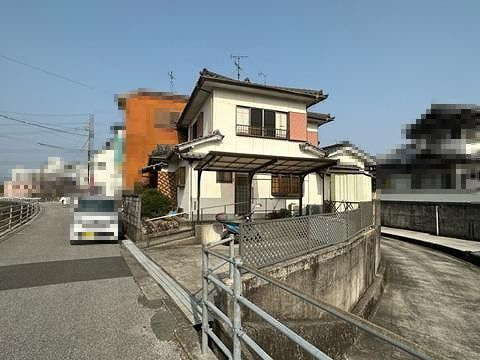 高知市朝倉甲　中古戸建ての前面道路含む現地写真