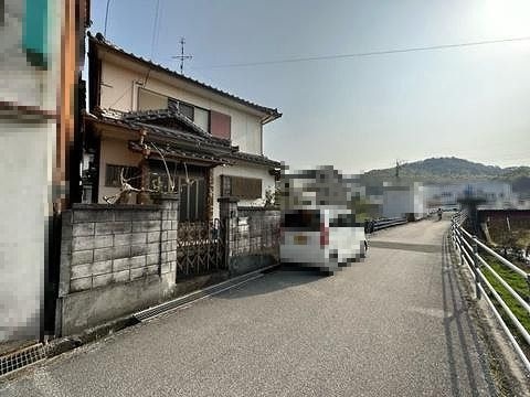 高知市朝倉甲　中古戸建ての前面道路含む現地写真