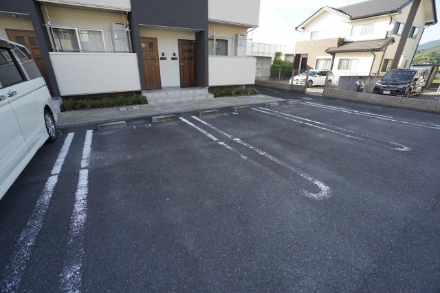 ホワイトリバーハイツBの駐車場
