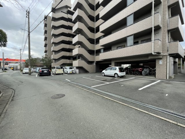 サーパス諏訪野の駐車場