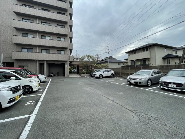 サーパス諏訪野の駐車場