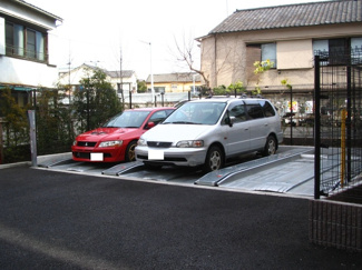 ★敷地内駐車場★（空き状況・使用料等詳細はご確認下さい）