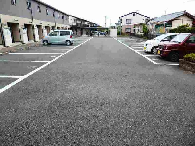 レオパレスルミエールの駐車場