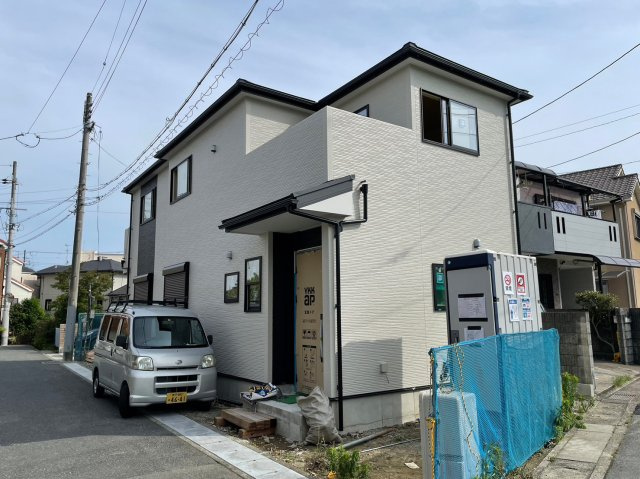 伊丹市鴻池３丁目新築戸建の外観|2023年6月10日撮影：ついに囲いがとれ、外観を見ることができました。内装の完成も楽しみですね！