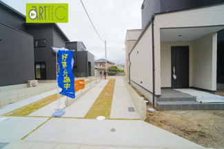 【駐車場】 | 【駐車スペース】
日々の暮らしにマイカーが必要。そんな方は物件の購入条件に駐車場は必須です。通勤に、家族のお迎えに、お買物に、おでかけに、クルマライフを楽しみたい方に。