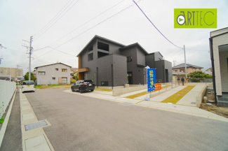 【前面道路含む現地写真】 | 【前面道路】
前面道路は毎日の駐車の出し入れで大事なポイントです！
車種によっても便利・不便がありますのでご確認ください♪