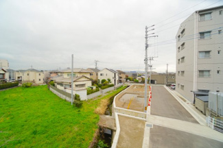 【展望】 | 【穏やかな街並みの眺望】
バルコニーから見える穏やかな街並み
爽やかな風と柔らかく降り注ぐ陽光を感じて頂けます。心地良い開放感が暮らしにゆとりと充足感をもたらします