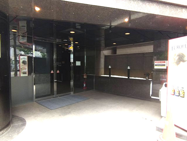 エイビスビルのエントランス