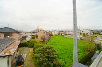 【展望】 | 【穏やかな街並みの眺望】
バルコニーから見える穏やかな街並み
爽やかな風と柔らかく降り注ぐ陽光を感じて頂けます。心地良い開放感が暮らしにゆとりと充足感をもたらします