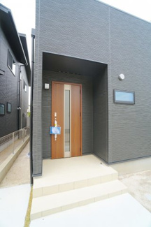 【エントランス】 | 【エントランス】
玄関ドアはお洒落な色を採用
日々の帰宅も今とは違う空間に