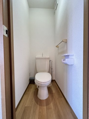 セジュール相生のトイレ|タオル掛け付、トイレットペーパーホルダーは便利な台付きです。