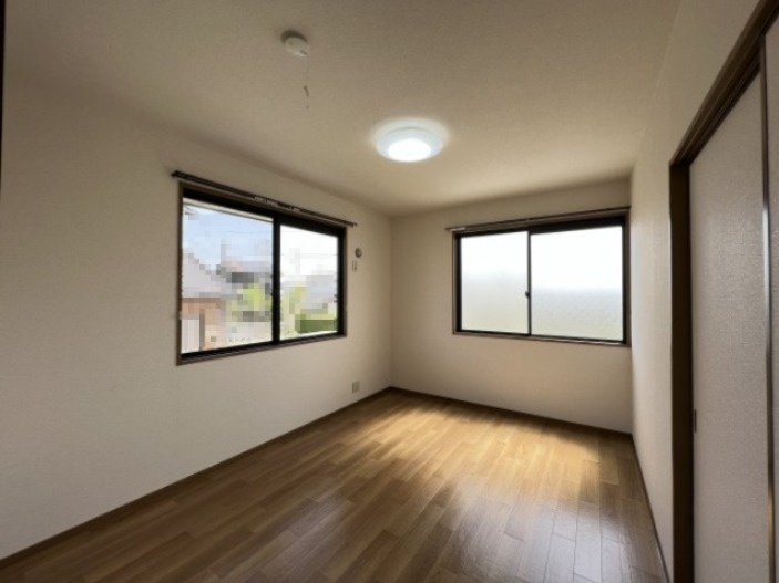 セジュール相生の寝室|北洋室、6帖になります。
窓が２つあるので、北側のお部屋ですが、明るく感じられます。