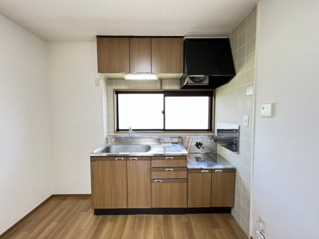 セジュール相生のキッチン|窓付きのキッチンです。光が入りやすく、換気もできます。