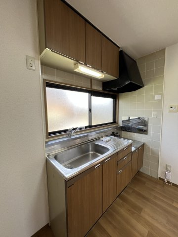 セジュール相生のキッチン|上下に棚があり、調理器具等を収納することができます。