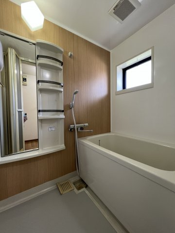 セジュール相生の浴室|浴室はリフォームしました！窓も付きで換気ができます。