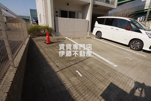 LUNA KASATORIの駐車場