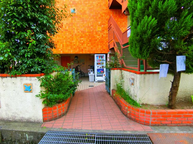 エスティライフ喜志駅前のエントランス