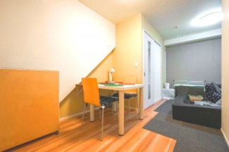 【外観】 | 【 Living　room 】
木の暖かさを感じられ、団欒とした生活を送ることができるリビングルーム。気持ちのいい日の光の下、ゆっくりとしたくつろげる時間を楽しみませんか？