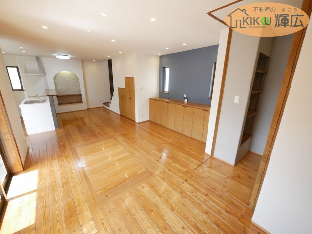 姫路市山吹1丁目　中古戸建の居間・リビング|木の温もりを感じる無垢のフローリングです。是非一度ご覧いただきたいです。