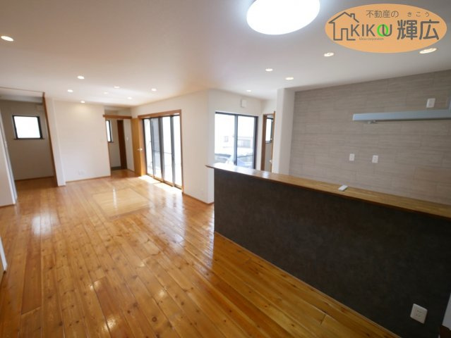 姫路市山吹1丁目　中古戸建の居間・リビング|掃き出し窓が2ヶ所あり日当たり通風がとても心地よいです。