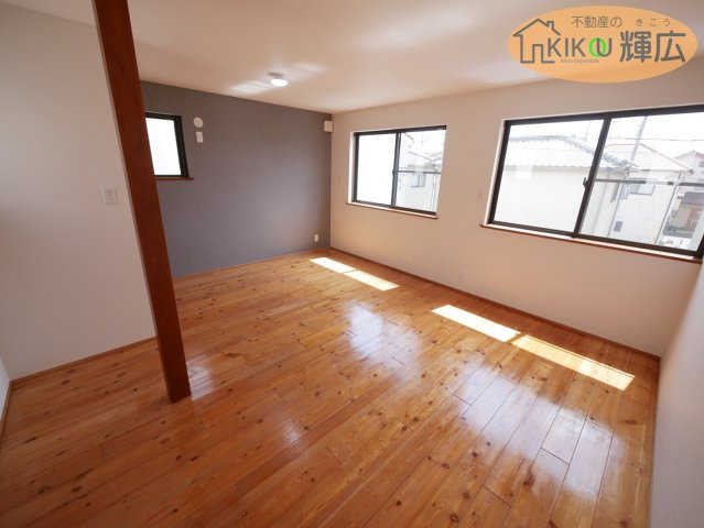 【内装】 | 姫路市山吹1丁目　中古戸建 | 9帖ある洋室です。