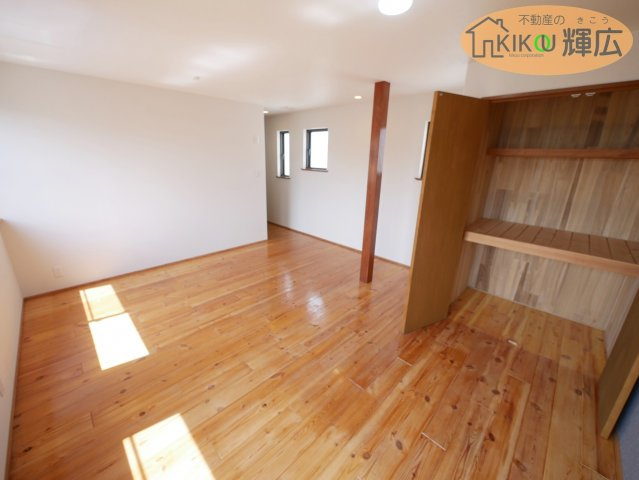 姫路市山吹1丁目　中古戸建の洋室|大容量の収納スペースがあります。