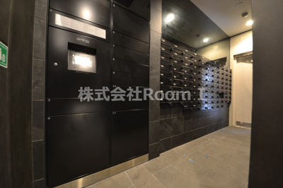 【その他共用部分】 | ファーストフィオーレ谷町六丁目フェリシア | 宅配ボックスです清潔なロビーです