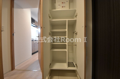 【玄関】 | ファーストフィオーレ谷町六丁目フェリシア | シンプルで使いやすい玄関です