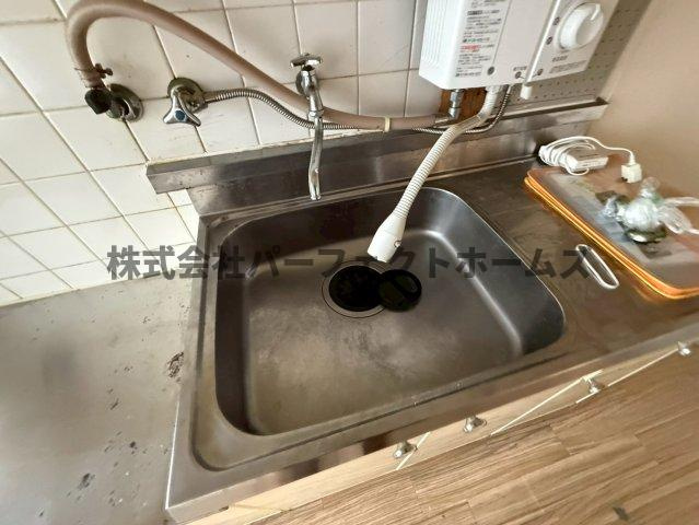 清水谷コーポのキッチン|コンパクトなキッチンで掃除もラクラク