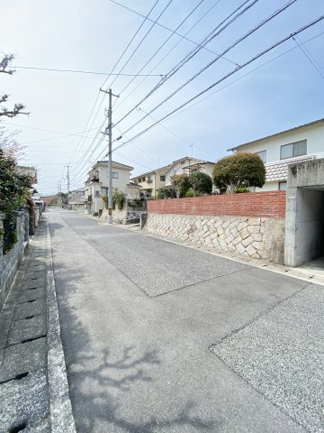 中古戸建　　高取北4丁目の前面道路含む現地写真|前面道路約6.1m。