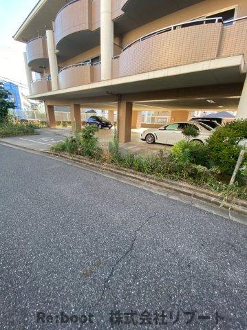 ラフィーネ駿河台.の駐車場
