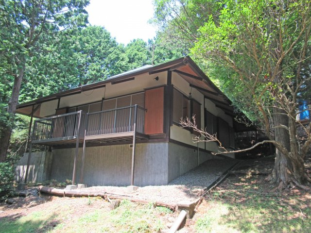 天城東急リゾート①木造ルーフィング葺平家建の外観|きれいな外観です（戸袋修理前）