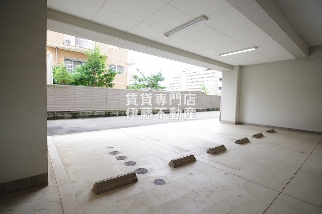 マックヴィラージュ平安の駐車場