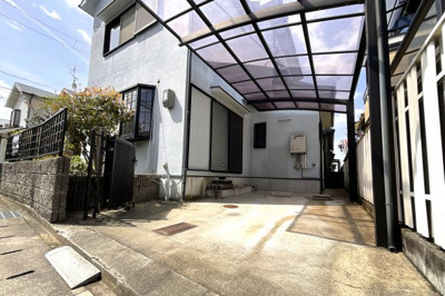 【駐車場】 | 伏見区桃山町正宗　中古戸建 | カーポート付きの駐車場があります。前道は6ｍと余裕があり運転が苦手な方でも、安心して停められます。