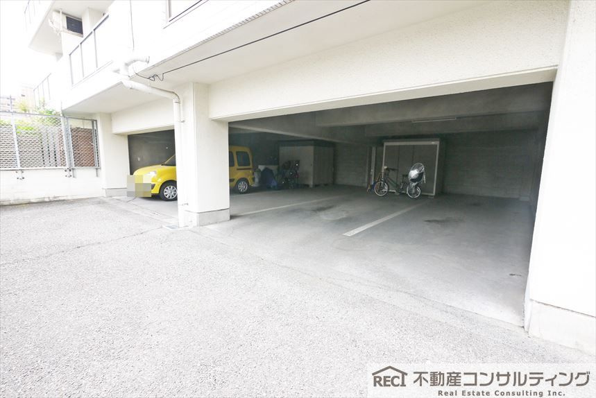 サンシャイン岡本の駐車場