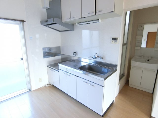 三晃マンションのキッチン|同マンション別部屋写真