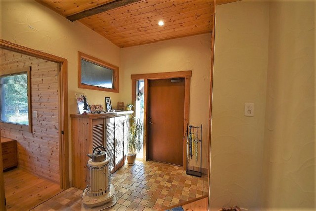 【玄関】 | 伊豆急伊豆高原　店舗付き戸建 | 室内は綺麗で店舗スペースにはフラットに入れます。