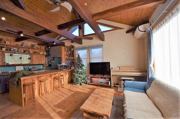 【居間・リビング】 | 伊豆急伊豆高原　店舗付き戸建 | 2階のリビング部分は広く落ち着く空間です