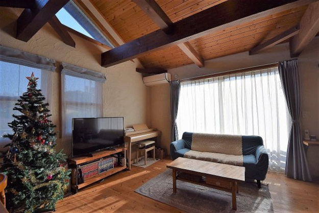 【その他】 | 伊豆急伊豆高原　店舗付き戸建 | リビングは綺麗な状態です。