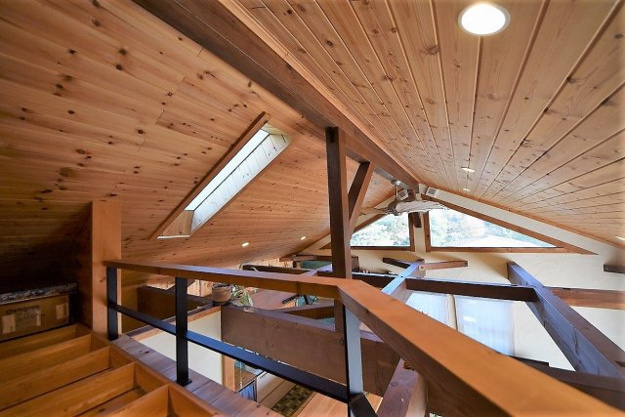 【洋室】 | 伊豆急伊豆高原　店舗付き戸建 | ロフトからリビングは吹抜け部分と一体です。