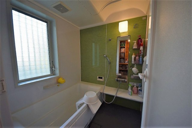 【浴室】 | 伊豆急伊豆高原　店舗付き戸建 | お風呂は明るく広い空間