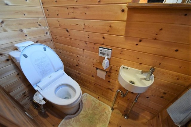 【トイレ】 | 伊豆急伊豆高原　店舗付き戸建 | 2階のおトイレ